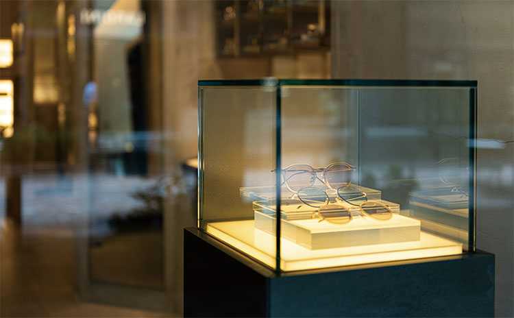 金子眼镜店丸之内仲通店展示柜